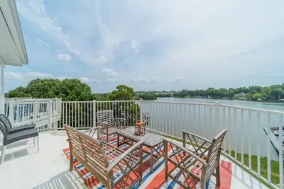 Image de Nautical Nest by SoCharm | Next To Restaurants and Community Pool!