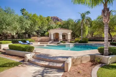 Image de Sprawling estate at the base of Camelback Mountain