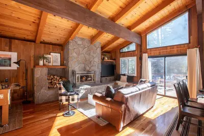 Image de Polaris by AvantStay | Woodsy Tahoe Cabin with Spacious Deck Close to Lake
