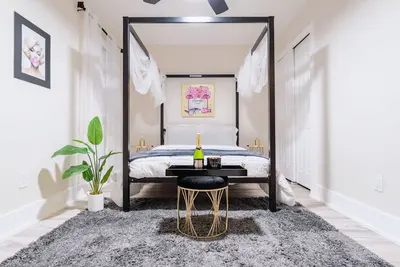 Image de Luxurious Master Br suite w\/Hot tub, Pool table, Parking & perfect for long stay