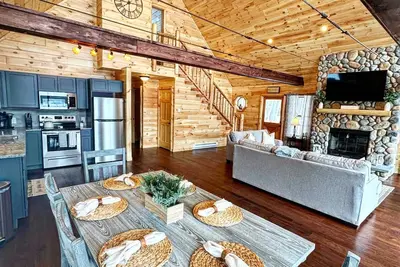 Image de Cedars Log Home : Brand New Lake Front w Kayaks & Hot Tub!