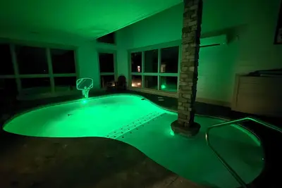 Image de Playful Cabin Retreat w/Private Plunge Pool, hot tub, fire pit, games & more!