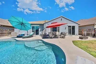 Image de Nirvana Homes: Spacious Getaway w/Sparkling Pool & 2 King Suites