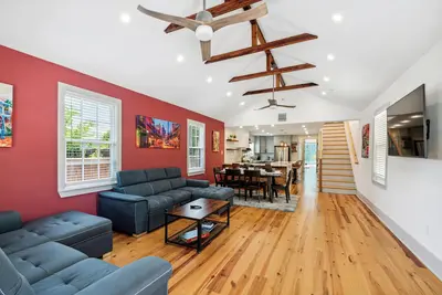 Image de Spacious 5 Br 3. 5 bath w private backyard