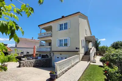 Image de Appartement de quatre chambres avec la terrasse Sveti Anton, Krk (A-20344-a)