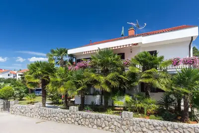 Image de Appartement de trois chambres avec la terrasse Malinska, Krk (A-20353-a)