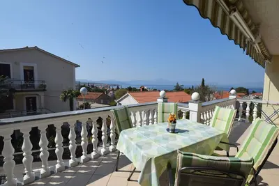 Image de Appartement de deux chambres avec la terrasse et la vue sur le mer Malinska, Krk (A-20417-a)