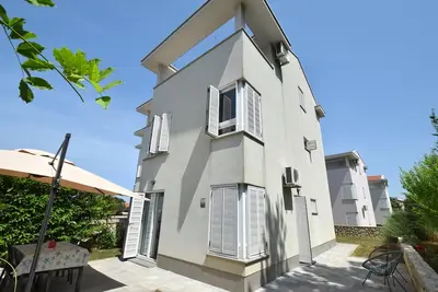 Appartement de trois chambres avec la terrasse et la vue sur le mer Malinska, Krk (A-20425-a)