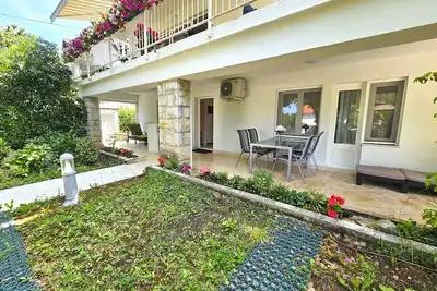 Image de Appartement de deux chambres avec la terrasse Njivice, Krk (A-20453-a)