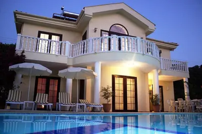 Image de A 3-bedroom villa within in the popular Maras district