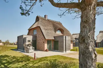 Image de Artist's cottage Sandkoppel under thatch for up to 5 people with a great view of the wild meadow