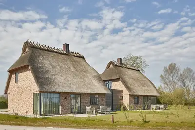 Image de Malerhaus Eisnebel, das Reetdach Doppelhaus fĂĽr 4-5 Personen mit Wildwiesenblick