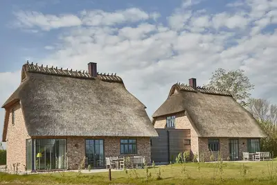 Image de Nebeltreiben, das Reetdach Doppelhaus fĂĽr 4-5 Personen mit Wildwiesenblick
