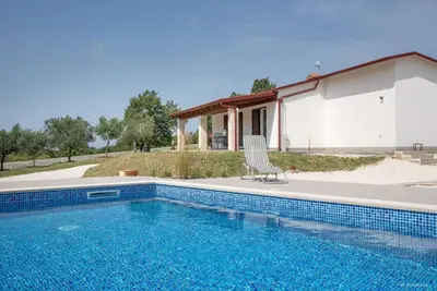 Image de Maison de vacances dans une oliveraie avec piscine - à seulement 5 km de Rovinj