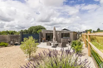 Image de Maison de plain-pied avec terrasse et terrain clos, à proximité du Château des Ravalet, vélos inclus