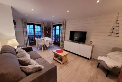 Image de Bel appartement rénové 2 pièces avec balcons, proche du centre, parking, Wi-Fi