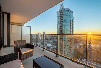 Image de Stylish Sunrise Sanctuary. Parking, Ac & Views!