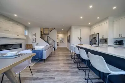 Image de Luxurious Home; 6 Bdrm 3 Living Spaces & Ac