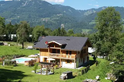 Image de Retraite alpine spacieuse et accessible avec jacuzzi et piscine d'été