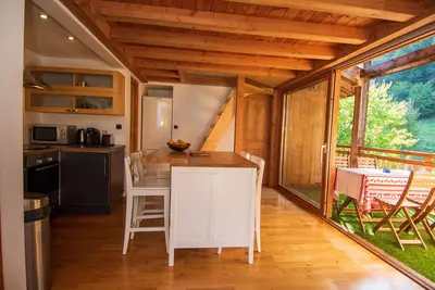 Image de Charmant Refuge Alpin avec Vue Imprenable, Balcon Privé et Piscine en Été