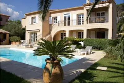 Image de Appartement Esterel- Piscine, plage sable fin\/village 400 m, clim, parking privé,