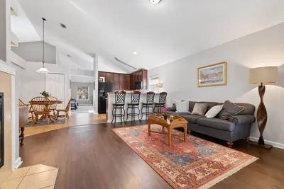 Image de New! Cozy home w fire pit, minutes from airport! Foosball table & so much more!