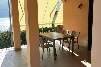 Image de Lake view house with garden