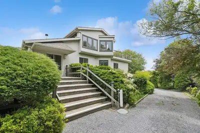 Image de Perfectly Located, Newly Renovated Montauk Beach House with Plunge Pool\/Hot Tub