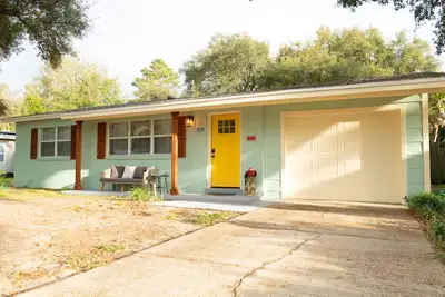 Image de Downtown and Beach Adjacent Home in Neighborly Part of Town