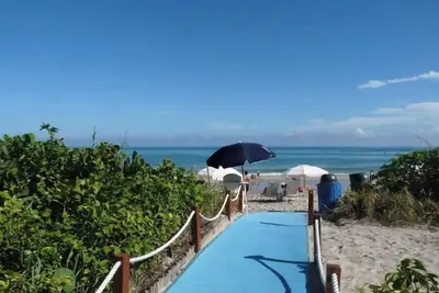 Image de Beautiful apartment  on the beach, in Hallandale.