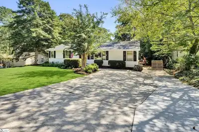 Image de 1/2 acre, 2 master bedrooms, newly renovated\n2 miles from downtown, very private