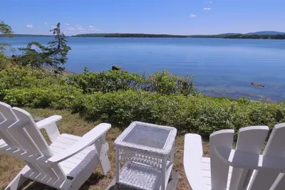 Image de Cozy waterfront getaway for two with views of the ocean and mountains in Acadia!