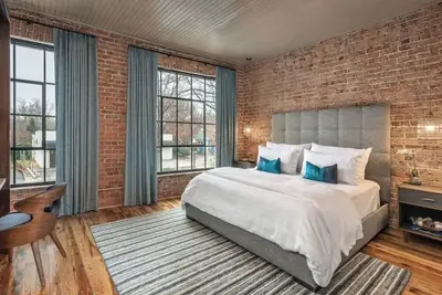 Image de Gorgeous 2 Br on Main #1