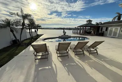 Image de 5-Bedroom Water Front Vacation Home - Tropical Paradise with Breathtaking Views!