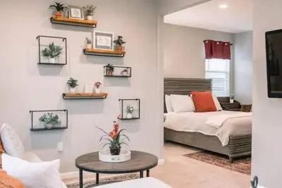 Image de Studio Suite w\/private entrance - Central Valley