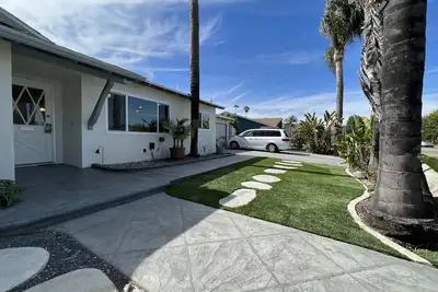 Image de Modern 4 King Beds/Beauty Large yard/Golf/Wfh/Long Stay/Wifi/Fwy/25mins to Beach