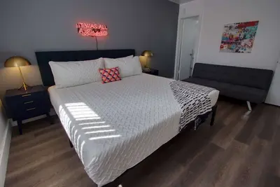 Image de ✨ Renovated One Br w/ Parking, pool and Balcony