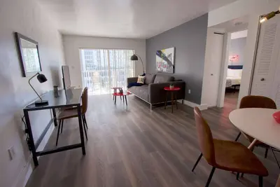 Image de ✨ Amazing Renovated One Bedroom w/Free Parking and Pool with Balcony