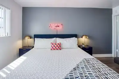 Image de Amazing Renovated One Bedroom w/Free Parking and Pool with Balcony