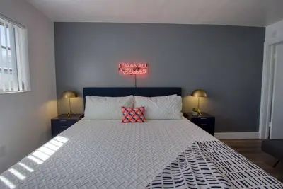 Image de ✨ Amazing Renovated One Bedroom w/Free Parking