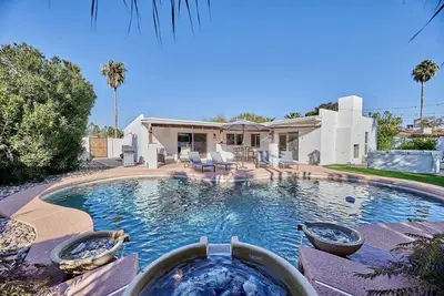 Image de New Luxury Home W/ Pool in Perfect Location