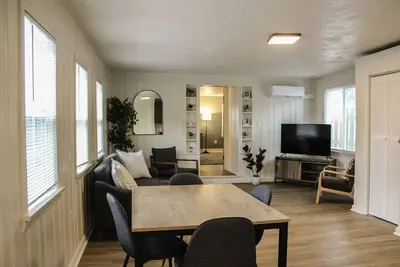 Image de New Stylish and Modern 1-bedroom Bungalow - 4 miles to Cle