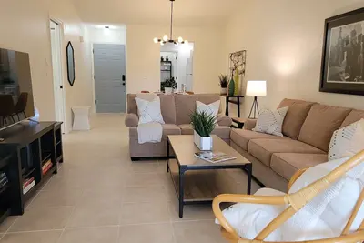 Image de Book Now For The 2025-2026 Season. A Beautiful End Unit Condominium 1 Floor.