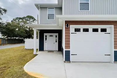 Image de Charming Townhome, 5 min from Sandy Beaches!