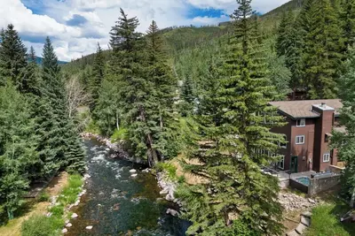 Image de Luxury 5 bd 3, 100 sq ft home on the river-3 min walk to free shuttle w/ hot tub