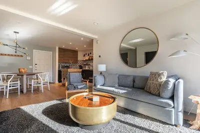 Image de Lift7Lodge - Walking distance to Canyon Lodge! King bed, Sleeps 4