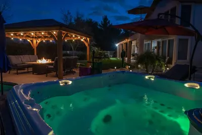 Image de Perfect Desert Oasis, relaxing Private Heated, hot tub, Large Yard