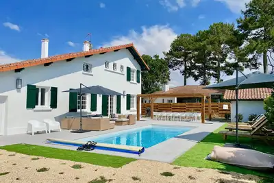 Image de Villa familiale proche des plages avec piscine chauffée