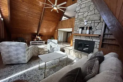 Image de Cozy A-Frame with a Pool in Quiet Lake House Community
