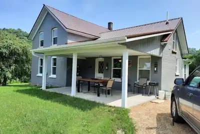 Image de Remodeled country farmhouse, 3 min drive from Mississippi River, Peaceful\/Clean.